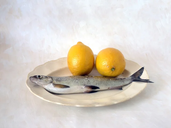 Fisch mit Zitrone — Stockfoto