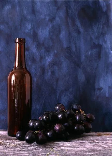 Вино бутылка и виноград — стоковое фото