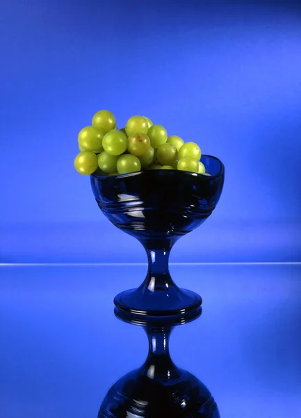 Green grapes in glass bowl — Stock Photo, Image