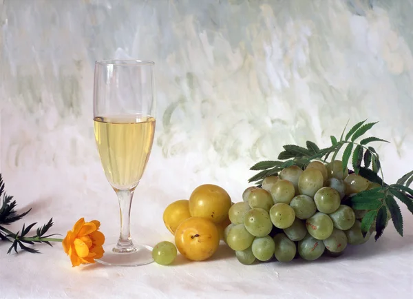 Λευκό κρασί και σταφύλια — Φωτογραφία Αρχείου