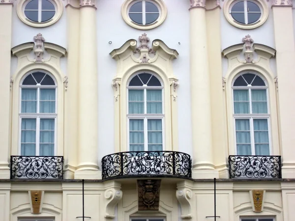Окна со статуями и балконами — стоковое фото