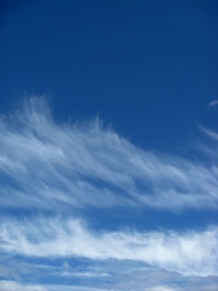 Блакитне небо і хмара — стокове фото