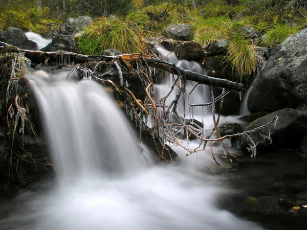 Vattenfall i berg — Stockfoto
