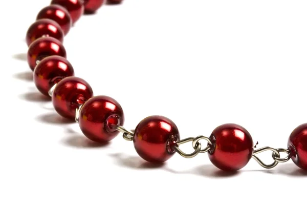 Belle chaîne rouge de perles gros plan — Photo