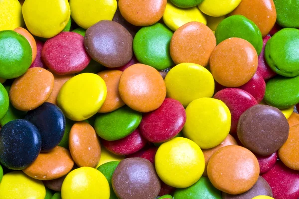 Zbliżenie wielu kolorowych czekoladek — Zdjęcie stockowe