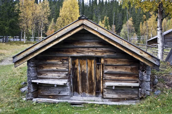 Stará kabina v horských — Stock fotografie