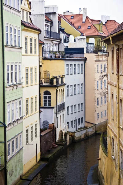 Alte und farbenfrohe Gebäude in Prag — Stockfoto