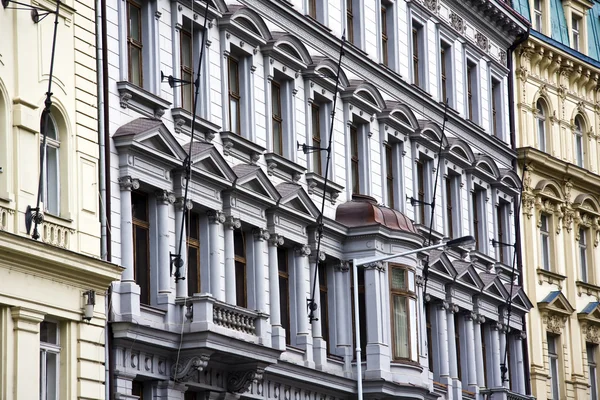 Staré a coloful budovy v Praze — Stock fotografie