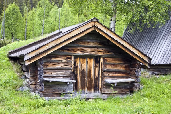 Vecchia cabina tradizionale in legno — Foto Stock