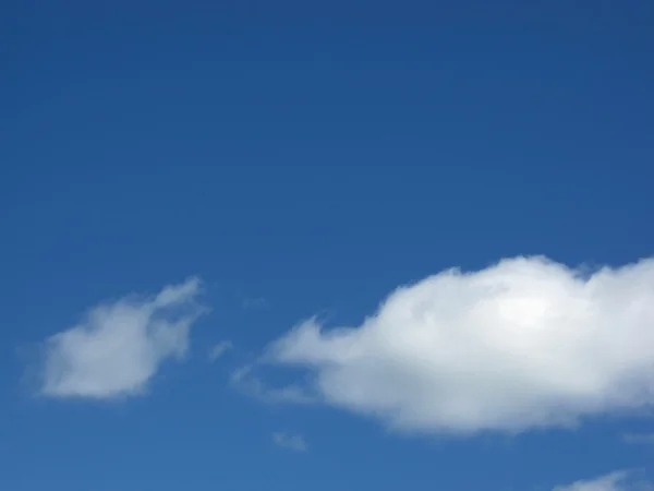 Μπλε ουρανός και λευκό σύννεφο — Φωτογραφία Αρχείου