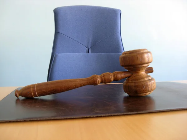 Судебный стол — стоковое фото