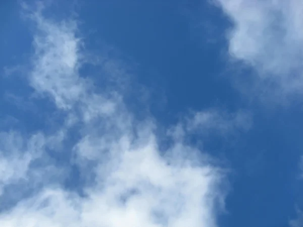 Krásná modrá obloha a mrak — Stock fotografie