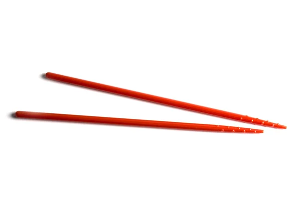 Красные палочки для еды, изолированные на белом — стоковое фото