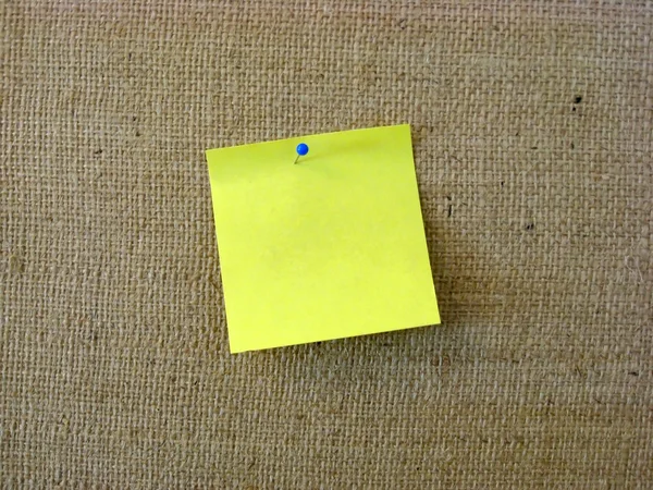 Papel amarelo com pino — Fotografia de Stock