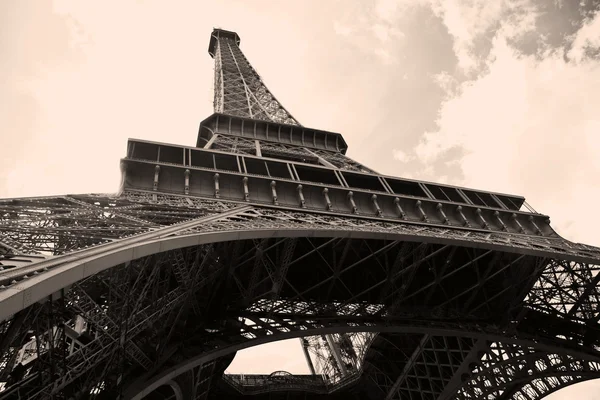 Eiffel Tower in sepia — Stock Photo, Image