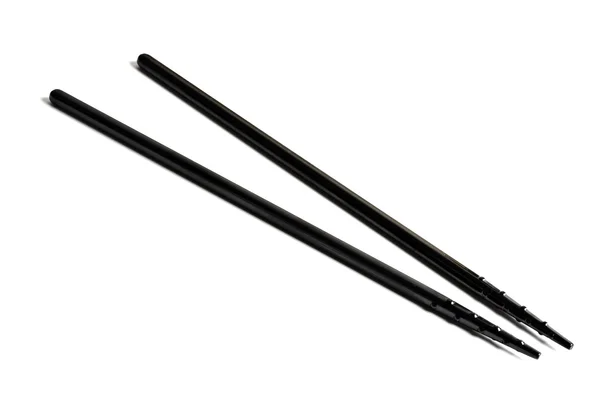 Черные палочки для еды, изолированные на белом — стоковое фото