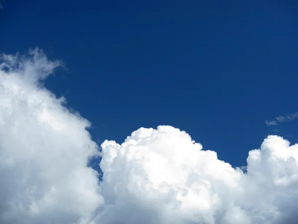 Krásná modrá obloha a bílý oblak — Stock fotografie