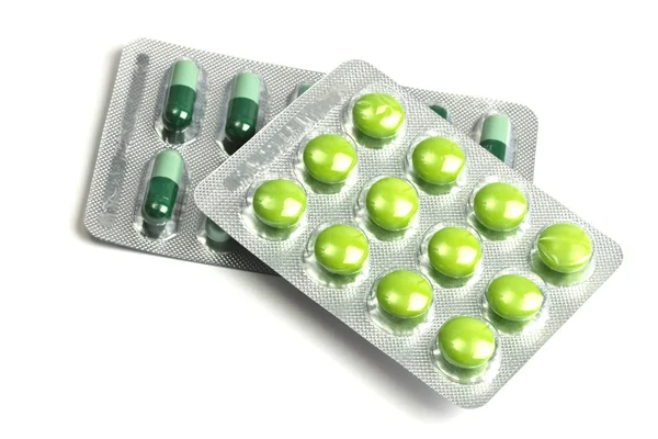 Zelené tabletky a kapsle — Stock fotografie