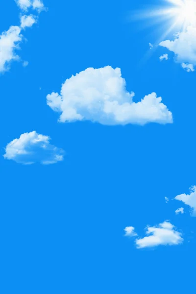 Céu azul e nuvens brancas com raios de sol — Fotografia de Stock