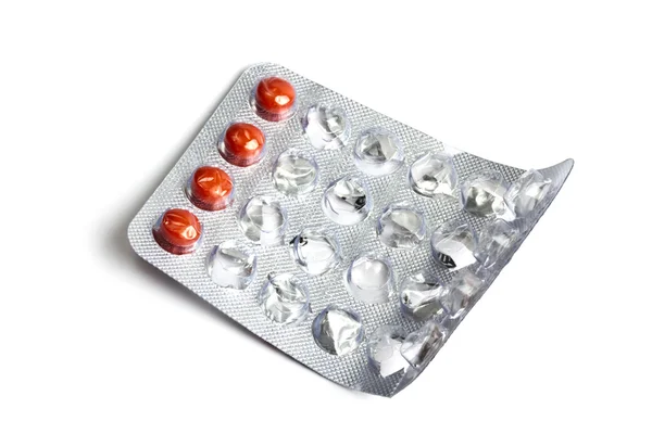 Czerwone tabletki odizolowane na białym — Zdjęcie stockowe