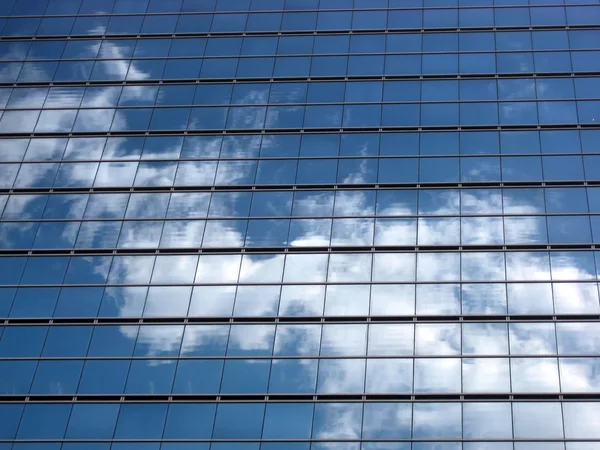 Mur de verre avec le reflet du ciel — Photo