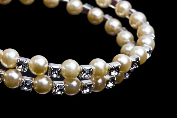Belle chaîne de perles isolées sur noir — Photo