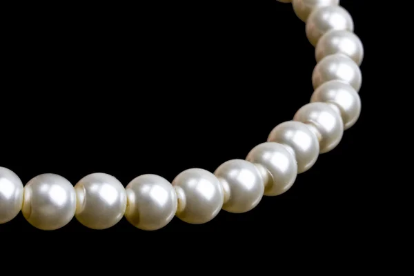 Schöne Perlenkette isoliert auf schwarz — Stockfoto