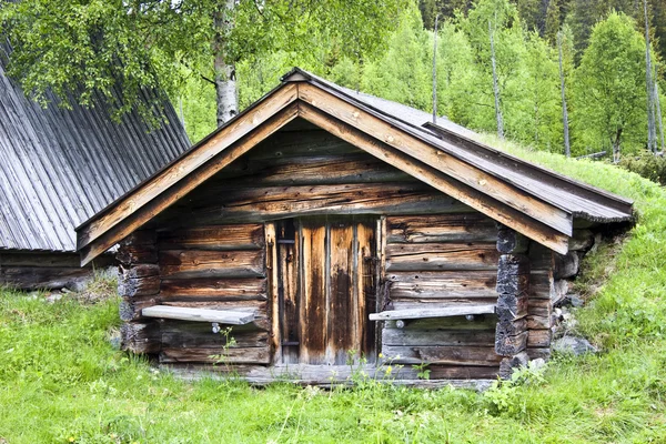Velha cabine de madeira tradicional na Suécia — Fotografia de Stock