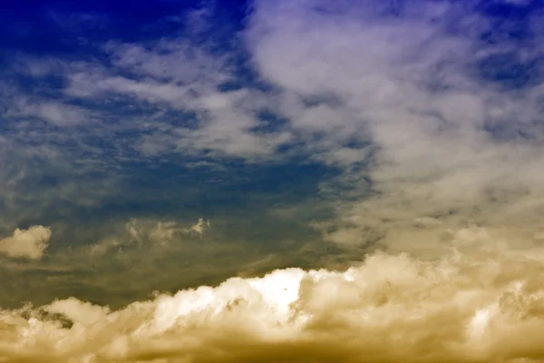 色彩斑斓的天空和洁白的云朵 — 图库照片