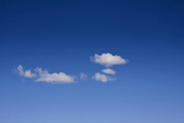 Piękne błękitne niebo i białe chmury — Zdjęcie stockowe