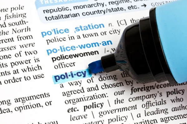 Beleid"benadrukt in een woordenboek — Stockfoto