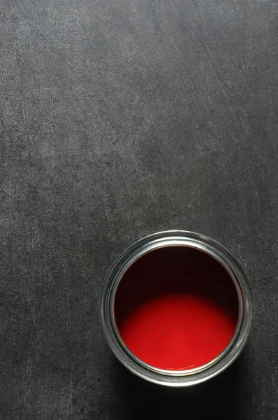 赤いペンキの錫 ストック画像