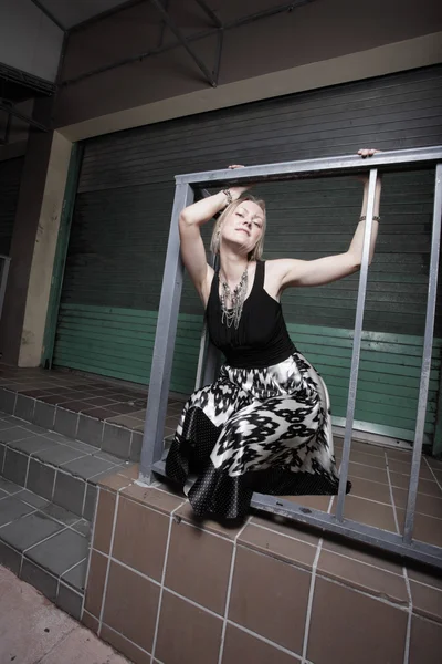 Mujer posando en un entorno urbano — Foto de Stock