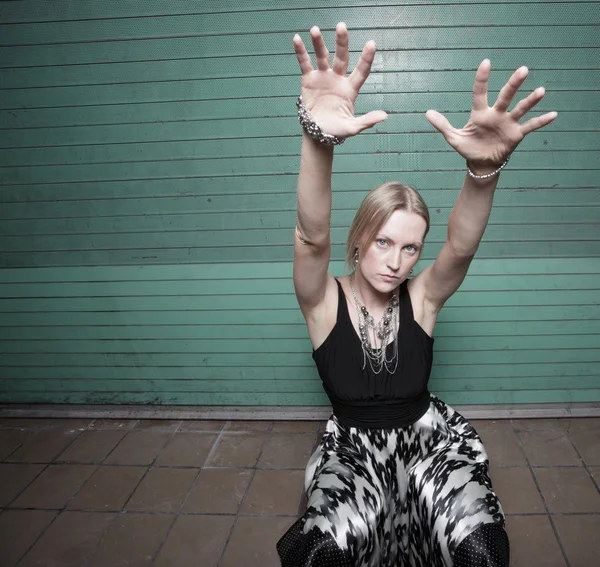 Γυναίκα που απλώνουν τα χέρια — Φωτογραφία Αρχείου