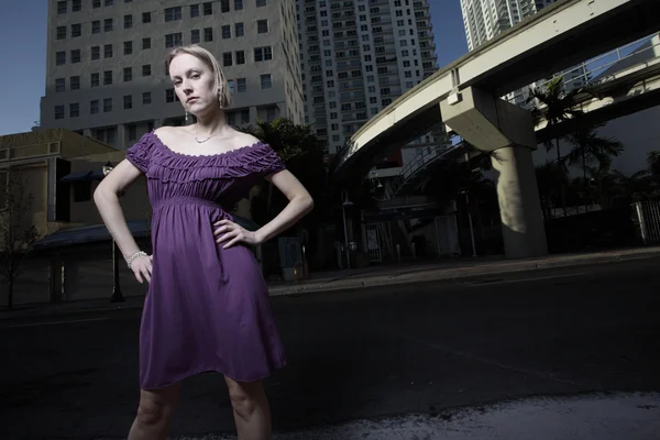 Frau posiert in lila Kleid — Stockfoto