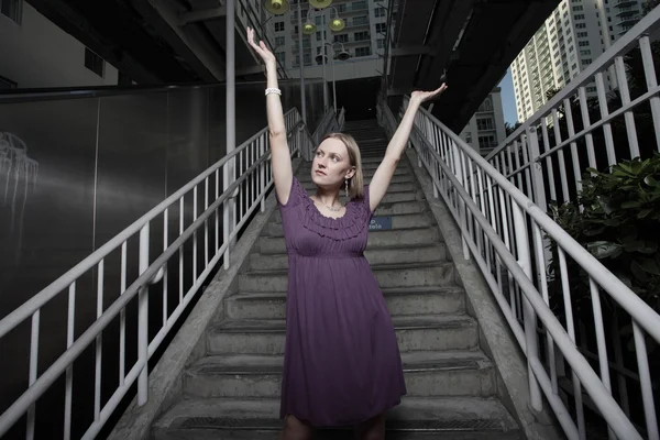 Vrouw met uitgestrekte armen — Stockfoto