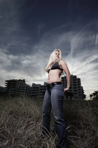 Mujer posando en las dunas de arena — Foto de Stock