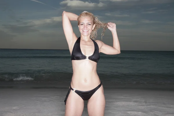 Frau spielt mit ihren Haaren im Bikini — Stockfoto