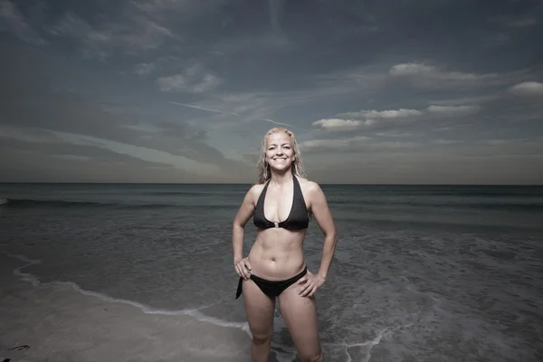Mujer en bikini junto a la orilla —  Fotos de Stock