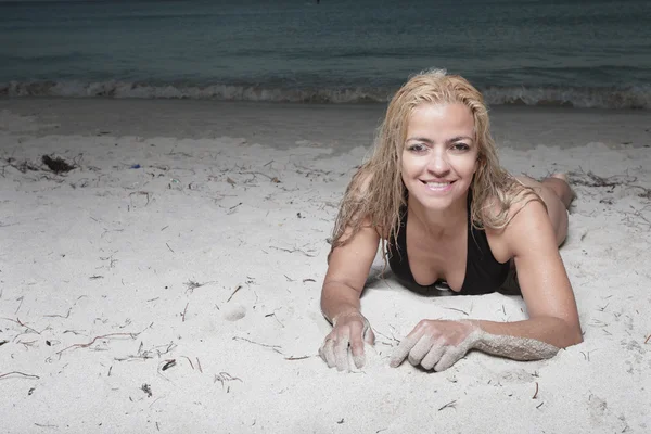 Nő a homokba fektetése — Stock Fotó