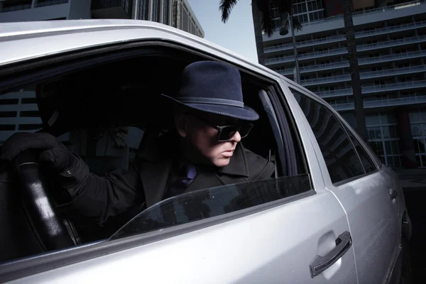 Man op zoek vanuit zijn auto-venster — Stockfoto