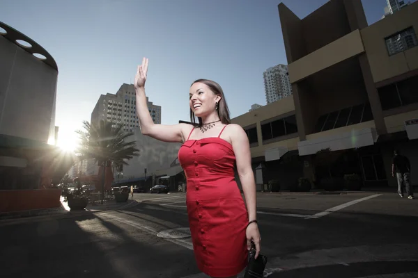 都市で手を振っている女性 — ストック写真