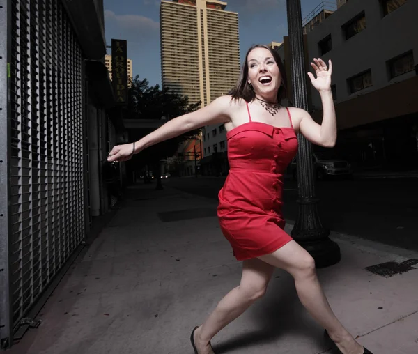 Žena běží pryč a křičí — Stock fotografie