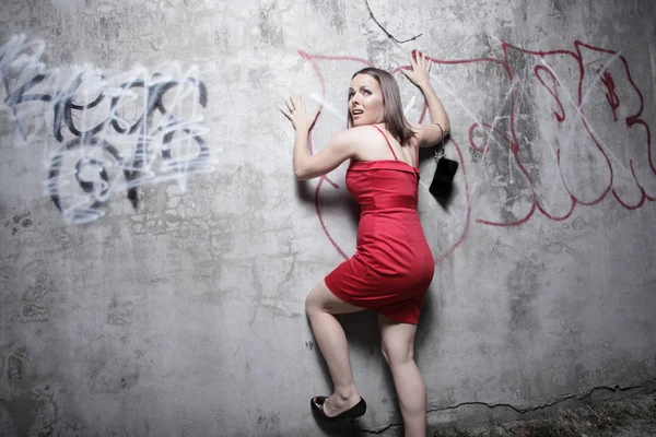 Woman trapped against a wall — Stock Photo, Image