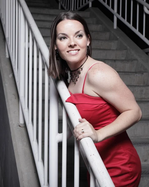 Kadın bir merdiven ile poz — Stok fotoğraf