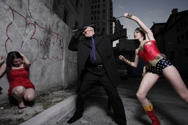 Супергерой сражается со злодеем — стоковое фото
