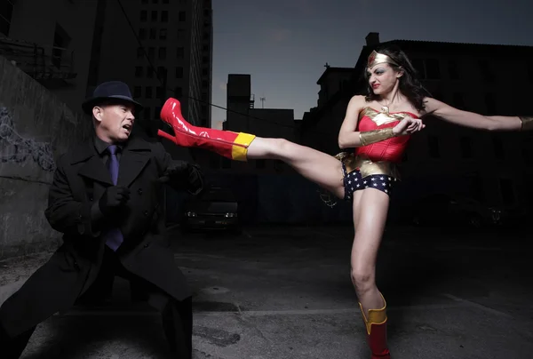 スーパー ヒーローが悪役を蹴る — ストック写真