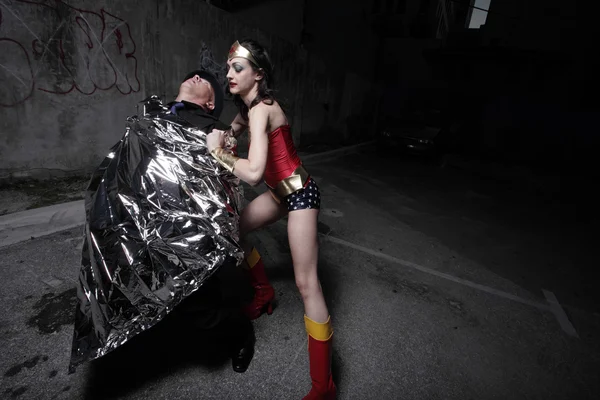 女性のスーパー ヒーローと悪役 — ストック写真