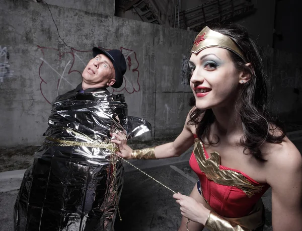 Superheroína feminina e o vilão — Fotografia de Stock