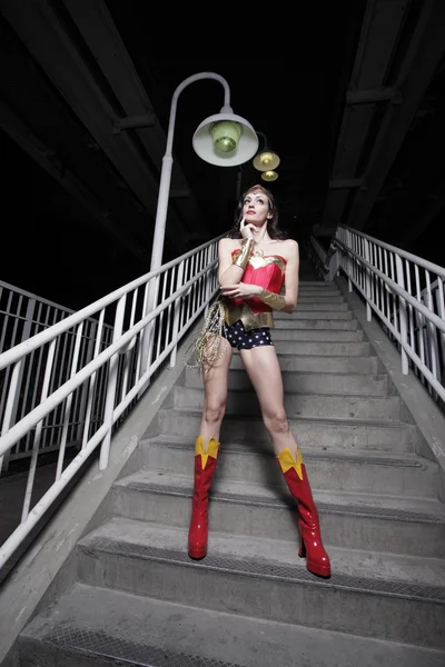 Süper kahraman kostümlü kadın — Stok fotoğraf